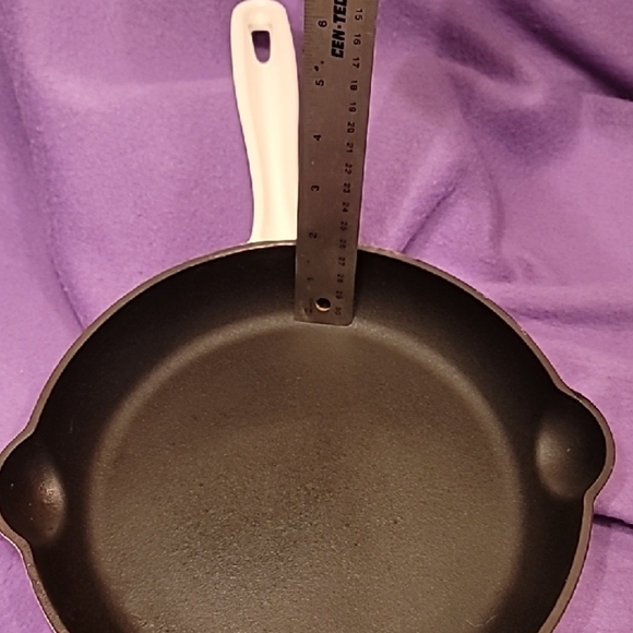 0705. inspired home Bel Fer White Enameled Cast Iron 10.25" Skillet Limited Ed. - Picture 6 of 7